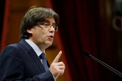 Puigdemont hablando durante una sesi&oacute;n de votaci&oacute;n de confianza en el Parlamento catal&aacute;n en Barcelona
