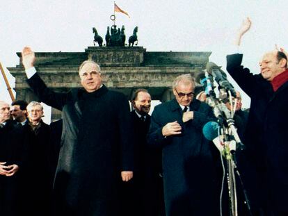 El canciller de la RFA, Helmut Kohl, y el primer ministro de la RDA, Hans Modrow (derecha), frente a la puerta de Brandeburgo el 22 de diciembre de 1989, durante la ceremonia oficial de apertura del muro de Berlín.