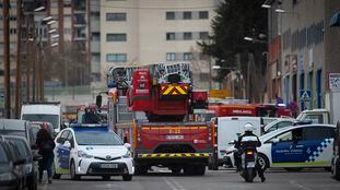 Efectivos de los Bomberos y de la Guardia Urbana en el polígono Montsolís.