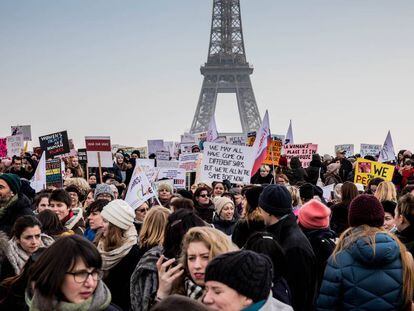 Marcha de las Mujeres del pasado 21 de enero, en los alrededores de la Torre Eiffel de París.