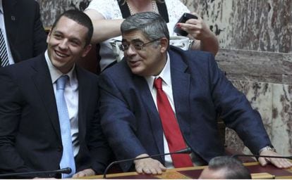 El portavoz de Aurora Dorada, Kasidiaris, y el secretario general, Mijaloliakos, en el Parlamento griego en 2012.
