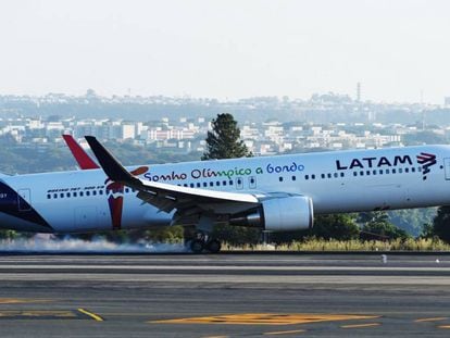 Un avió de Latam aterra a Brasília.