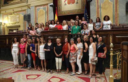 Miembros de MUPOLIA, asociaci&oacute;n de mujeres de todos los cuerpos y fuerzas de seguridad del Estado, en el Congreso de los Diputados.