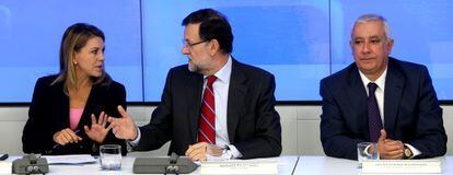 Mariano Rajoy, entre Mar&iacute;a Dolores de Cospedal y Javier Arenas. 