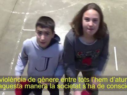 Estudiants de primària canten un rap en contra de la violència de gènere