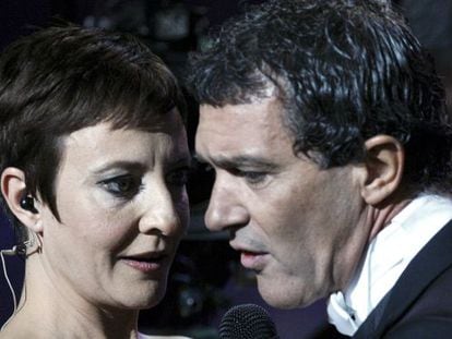 Eva Hache y Antonio Banderas, durante la Gala de los XXVI Premios Goya