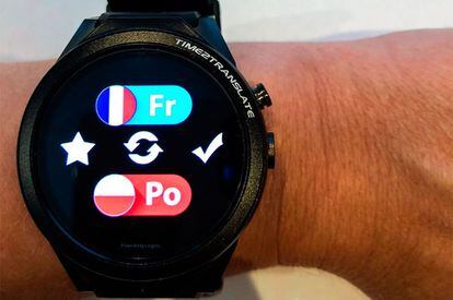 En este caso se trata de un reloj, un smartwatch para ser más exactos. Este escucha la frase en el idioma original, y sólo tenemos que seleccionar en la pantalla el idioma al que se va a traducir para escuchar la frase en el idioma que queremos hablar, así de sencillo. Al ser mediante software, los idiomas de traducción pueden ser casi ilimitados.