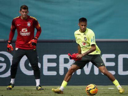 Neymar, en un entrenamiento con la selecci&oacute;n de Brasil. 