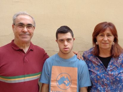 Rubén Calleja, entre sus padres, este domingo.