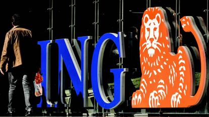 Un hombre pasa por delante del logo de ING, en su sede en Ámsterdam.
