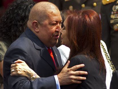 El presidente venezolano recibe a la presidenta de Argentina, Cristina Fernández, en Caracas.