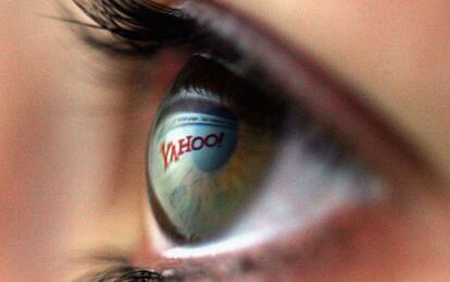El logo de Yahoo, reflejado en el ojo de una usuaria.