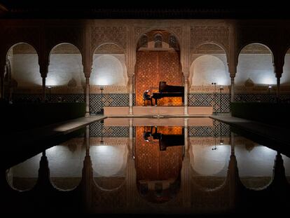 Igor Levit durante su recital en el Patio de los Arrayanes.