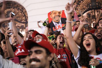 Seguidores de Lula celebran su victoria en Río de Janeiro, este domingo.  
