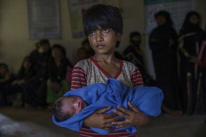 Un portavoz del Gobierno birmano precisó que al menos 176 de los 471 pueblos habitados por los rohingya en el oeste de la mayoritariamente budista Birmania están vacíos después de que “todo el pueblo huyera”. En la imagen, una niña rohingya sujeta en brazos a su hermano recién nacido, en el campo de refugiados de Kutupalong (Bangladés).