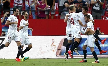 El Sevilla celebra el gol de Carlos Fern&aacute;ndez. 
