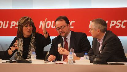 De izquierda a derecha, N&uacute;ria Mar&iacute;n, alcaldesa de L&#039;Hospitalet de Llobregat, Daniel Fern&aacute;ndez, y Pere Navarro.