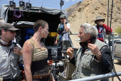 George Miller, con Charlize Theron en el rodaje de 'Mad Max Fury Road'.