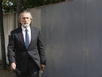 Francisco Correa camina hacia la sala del jucio de la trama Gurtel.                                  