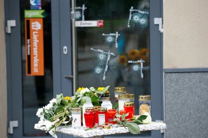 Flores y velas depositadas por ciudadanos en uno de los puntos del ataque terrorista del lunes en Viena, este miércoles.