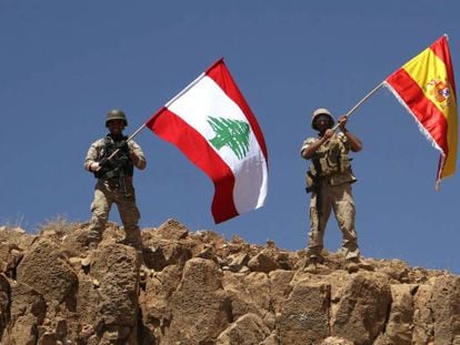 Soldado libaneses el s&aacute;bado con banderas de L&iacute;bano y Espa&ntilde;a en solidaridad con las v&iacute;ctimas de los atentado de Barcelona y Cambrils.