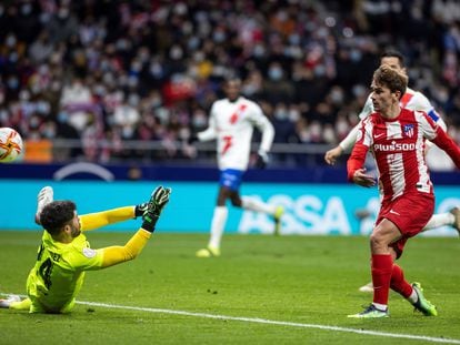 Antoine Griezmann marca el cuarto gol del Atlético ante el Rayo Majadahonda antes de tener que retirarse lesionado.