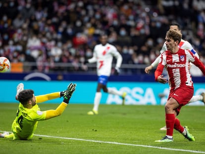 Antoine Griezmann marca el cuarto gol del Atlético ante el Rayo Majadahonda antes de tener que retirarse lesionado.