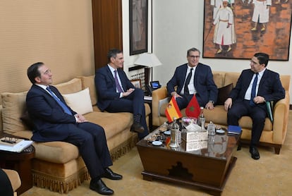 Desde la izquierda, el ministro de Asuntos Exteriores, Unión Europea y Cooperación, José Manuel Albares; el presidente del Gobierno español, Pedro Sánchez; el presidente del Ejecutivo marroquÃ, Aziz Ajanuch, y el ministro marroquà de Asuntos Exteriores, Nasser Bourita, durante una reunión de este miércoles en Rabat (Marruecos).