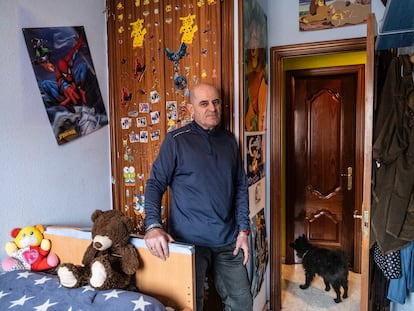 Miguel Ángel, el padre de David, en la habitación de su hijo en la vivienda familiar de Villaverde, el viernes.