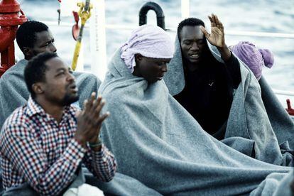 Amanece en el Mediterraneo. Equipo MSF España les comunica que en pocas horas llegarán a Europa, la tierra deseada. Algunos subsaharianos comienzan a rezar en la cubierta superior del Dignity I.