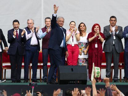 Andrés Manuel López Obrador saluda a sus seguidores desde el templete instalado en el Zócalo capitalino, este sábado.