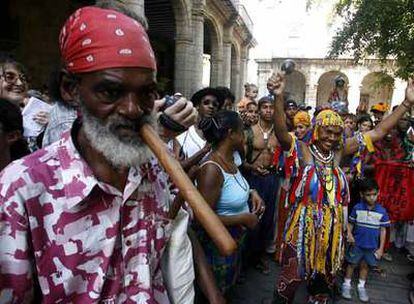 Celebración en una calle de La Habana en recuerdo del pasado colonial.