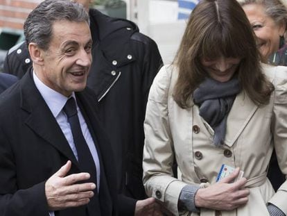 Nicolas Sarkozy i Carla Bruni-Sarkozy surten de votar a les primàries.