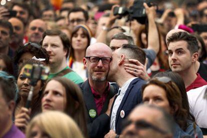 Dos hombres se besan tras conocer el resultado positivo en el referéndum sobre bodas gais en Irlanda, el 23 de mayo en Dublín.