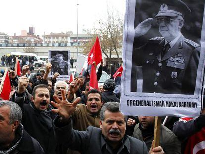 Manifestantes turcos apoyan al general retirado Ismail Hakki Karadayi.