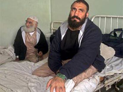 Dos de los liberados, hoy en el hospital de Kabul. En su muñeca, el distintivo de identificación
