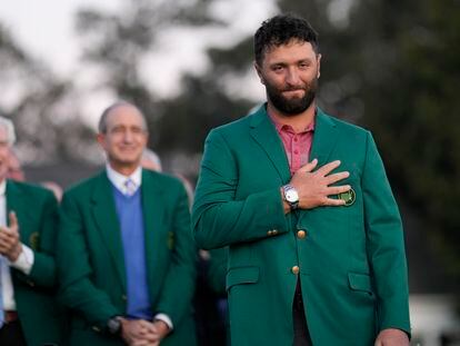 Jon Rahm, con la chaqueta verde de ganador del Masters.