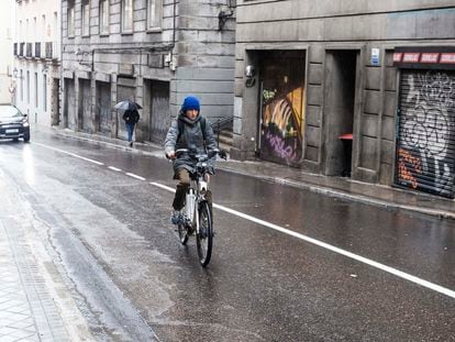 Un ciclista circula por una calle del centro de Madrid, este lunes.