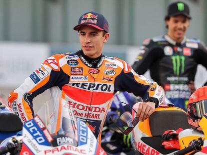 Marc Márquez, durante la foto de familia el jueves en el circuito de Losail, en Qatar.