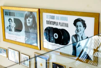 Discos de platina de Ana Moura em sua casa.