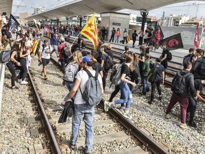 Manifestantes ocupando las vías del tren en Girona.