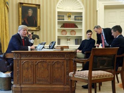 Donald Trump amb Jared Kushner, Sean Spicer i Michael Flynn.