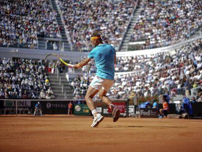 Nadal golpea la bola durante el partido contra Verdasco.