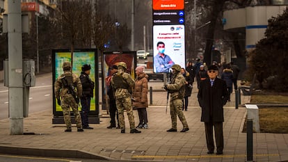 Un control militar, este jueves en una calle de Almaty, en Kazajistán.