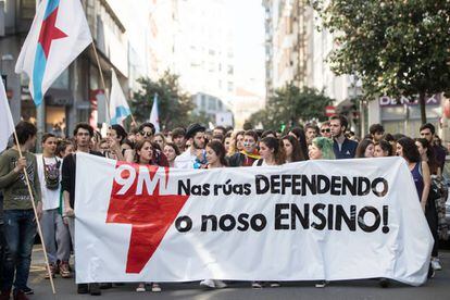 Un grupo de manifestantes contrarios a la LOMCE recorre las calles de Santiago de Compostela.