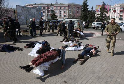 Militares y personal de emergencias, junto a varios cadáveres tras el ataque en la estación de Kramatorsk.