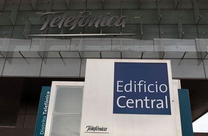 Logotipo de Telefónica en su sede del Distrito C de Las Tablas.