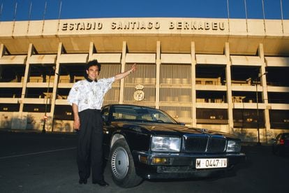 1989 年 4 月，雨果·桑切斯 (Hugo Sánchez) 在馬德里的聖地亞哥伯納烏球場旁。