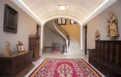 Una de las salas de la parte rehabilitada de Mas Ravellat donde se exhibir&aacute; la colecci&oacute;n de muebles. 