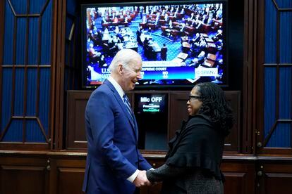 Biden y la jueza Ketanji Brown Jackson tras la votación del Senado del pasado 7 de abril que confirmó su nominación. 